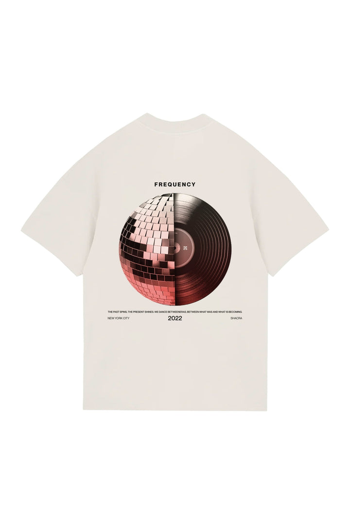 Colorful graphic T-shirt featuring a vinyl record and digital mosaic design, emphasizing music, modern style, and urban fashion elements. Perfect for music lovers and streetwear enthusiasts.