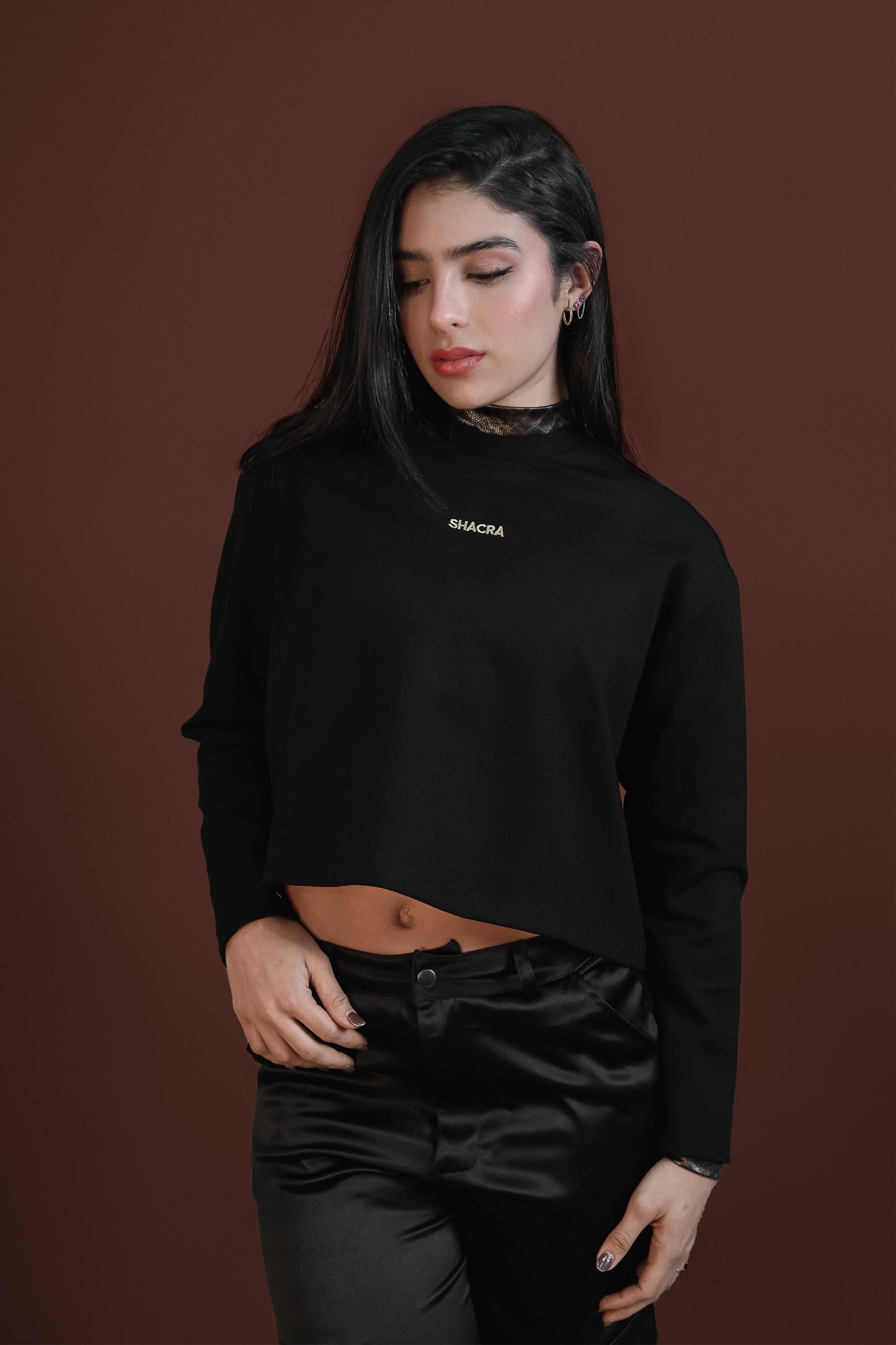 Luxury black cropped sweatshirt with "SHACRA" logo, stylish women's fashion, casual chic streetwear, trendy apparel, modern clothing for women, fashionable outfit for everyday wear.