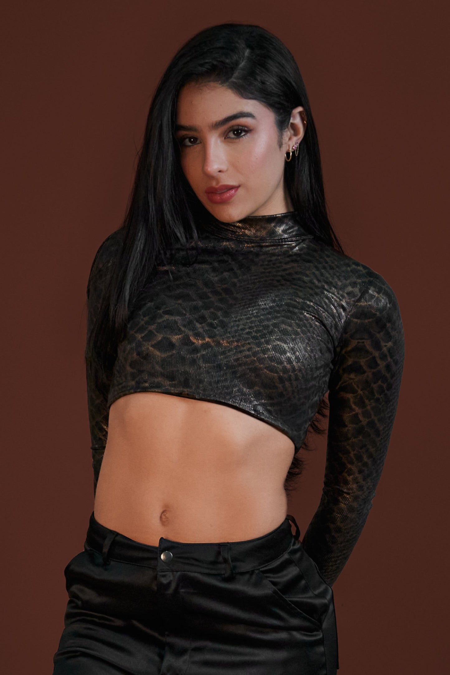 Snake print fashion crop top, fashionable women's snake skin print top, stylish snake pattern clothing, trendy animal print top for women, chic snake print fashion statement.
